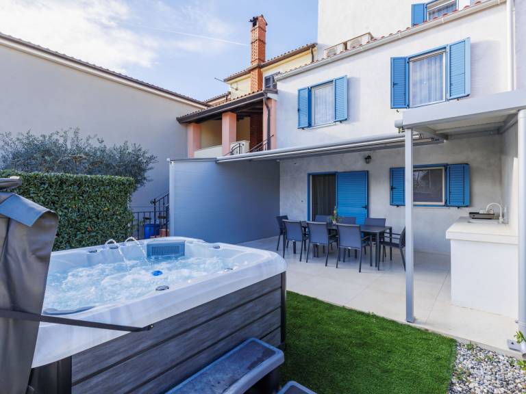 Vacation home with hot tub, terrace & garden | Pets allowed in Novigrad