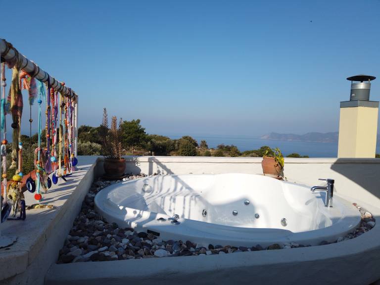 Fully equipped spacious private room with hot tub, pool & patio | Nature view | Dogs allowed — photo 2