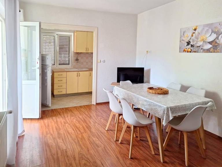 Apartment with BBQ & terrace — photo 4