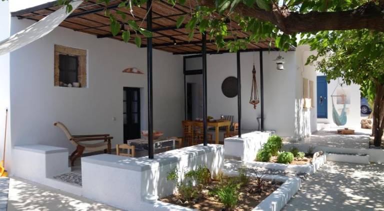 Vacation home with BBQ & yard in Rhodes