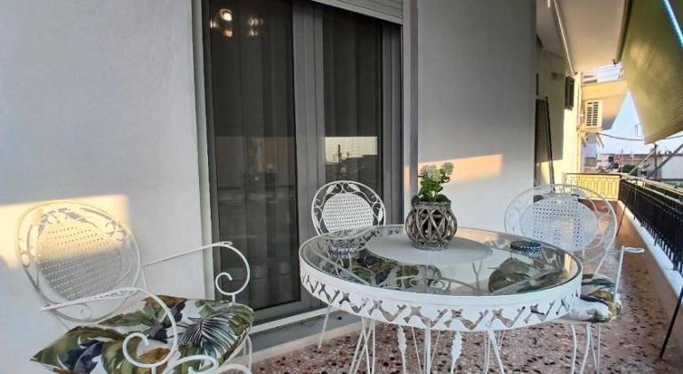 Apartment with patio — photo 3
