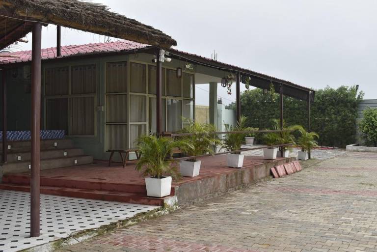 Farm with barbecue, pool & yard in Faridabad