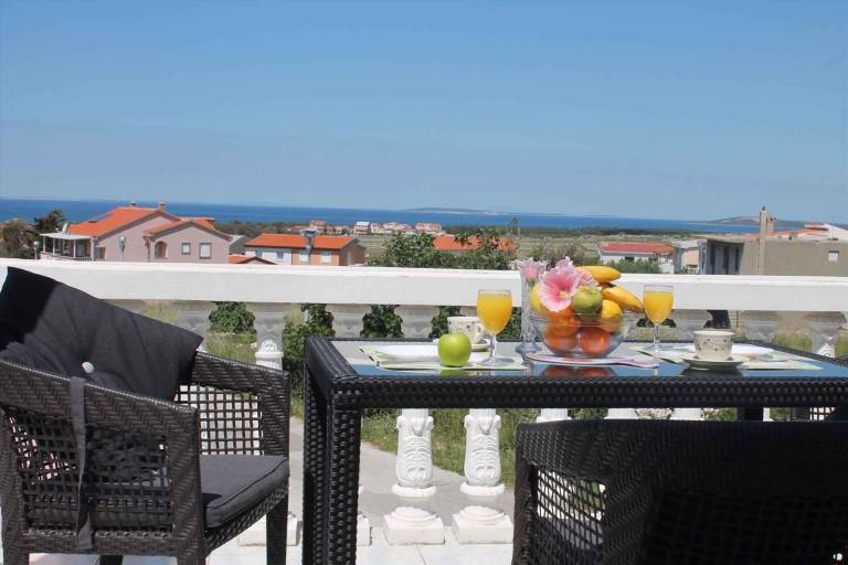 Holiday apartment with terrace and sea view — photo 3