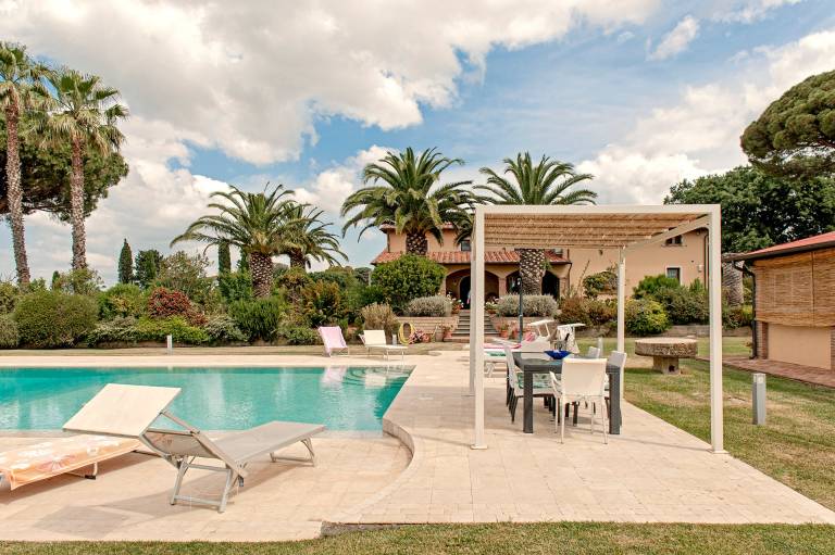 Villa with yard, fast internet & private pool | Garden view in Cecina