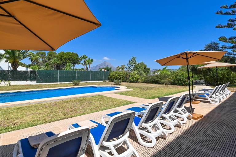 Vacation home with barbecue, patio & private pool — photo 3