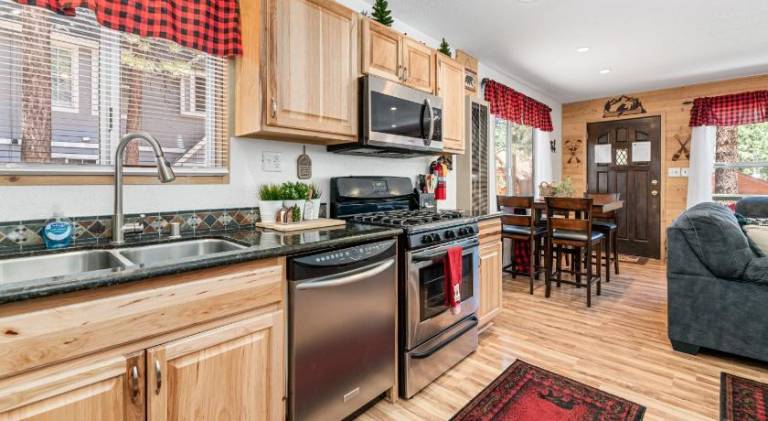 The Twisted Twig - Great amenities! Patio Deck for nights under the stars & trees, and Hot Tub! — photo 4