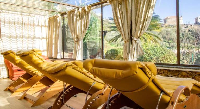 Beautiful serviced apartment with pool, hot tub & yard | Dogs allowed — photo 4
