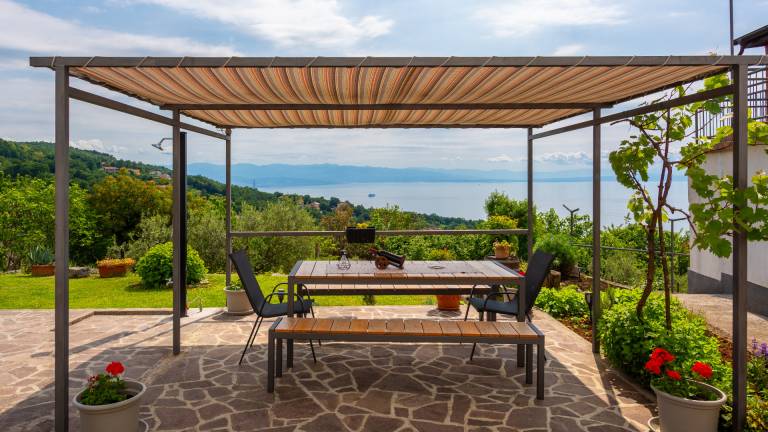 Villa with pool, barbeque & yard — photo 3
