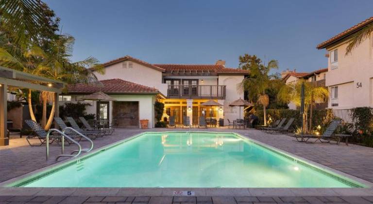 Vacation home with jacuzzi & pool | Pet-friendly — photo 3