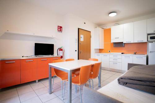 Rental apartment with patio & private pool — photo 4