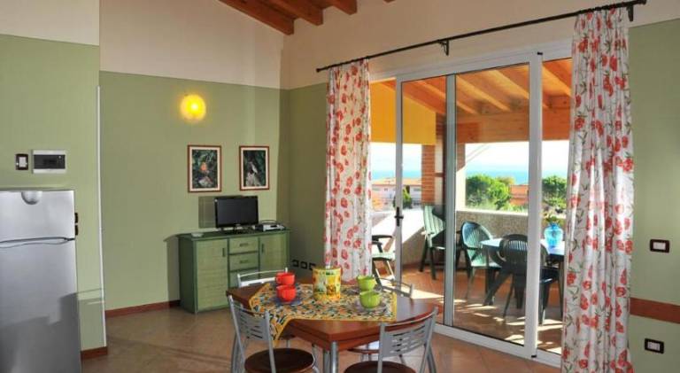 Holiday apartment with pool — photo 4