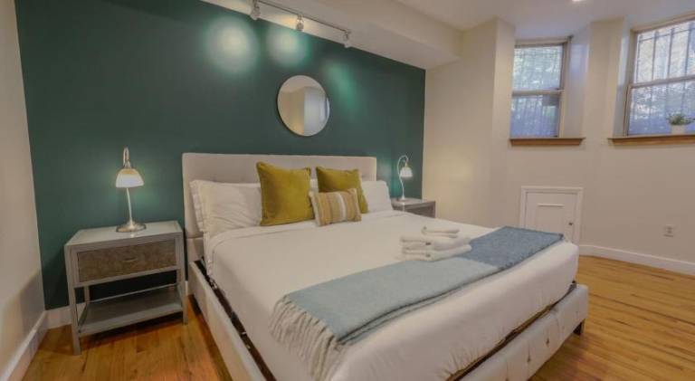 Classic 2Bed 2Bath Apartment w patio in Back Bay — photo 2