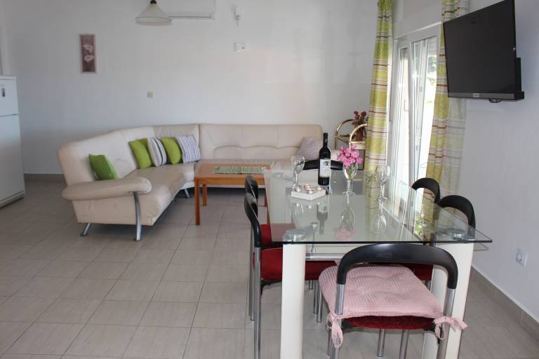 Three bedroom apartment near beach Mimice, Omiš (A-2774-b) — photo 5