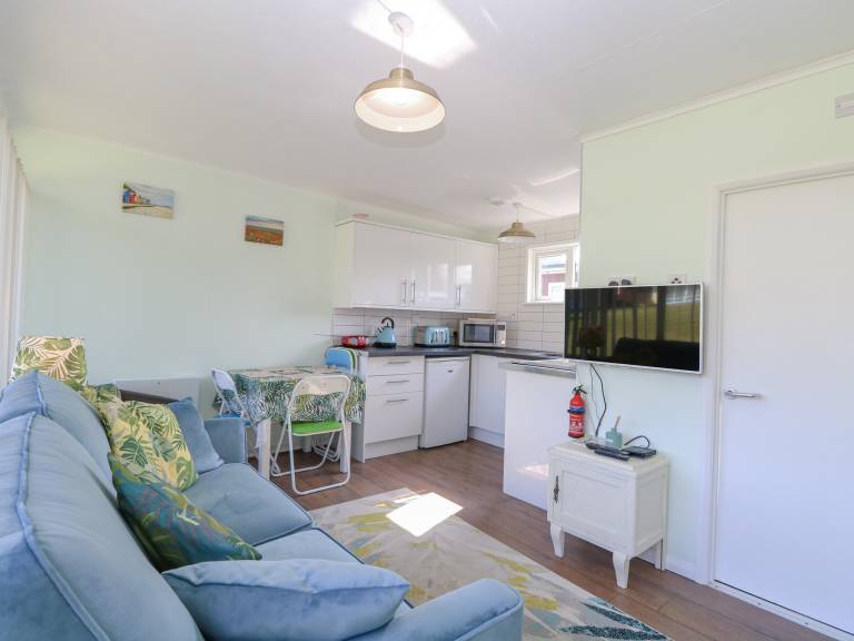 Cottage with yard | Beach view — photo 3