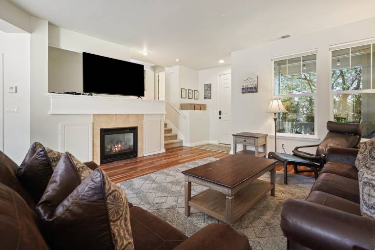 Old Mill Magic - Hot Tub, A/C, Modern & Updated, Nestled Between Old Mill & Downtown in Bend, OR