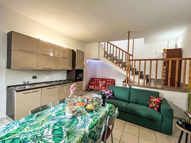 Rental apartment with patio, BBQ & yard — photo 4