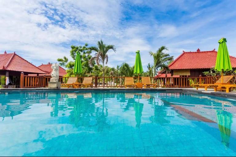Family-oriented charming bungalow with terrace, pool & yard | Pets are welcome in Ceningan Island