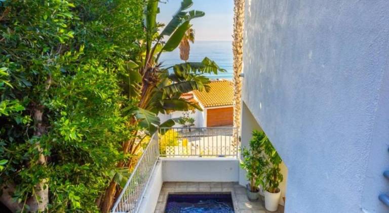 Vacation home with hot tub — photo 4