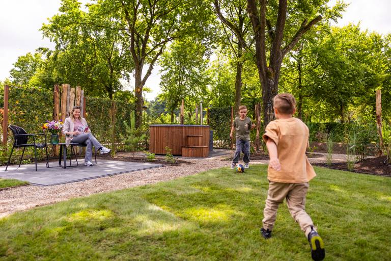 Ground-floor 4-person lodge with a private hot tub in the garden. Compact, cozy and fully equipped. — photo 2