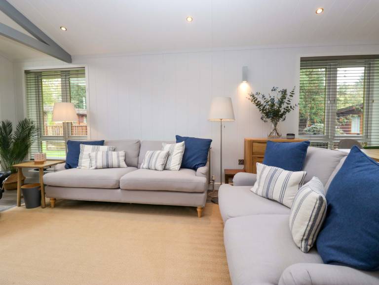 Cottage with garden | Beach view in Windermere