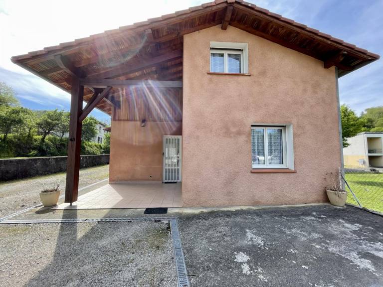Gite with terrace & grill in Foix