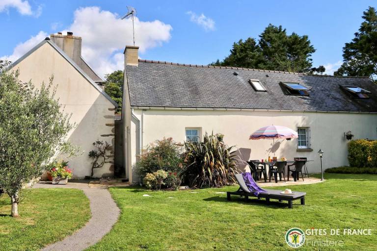 Gite with grill, garden & patio in Quimper