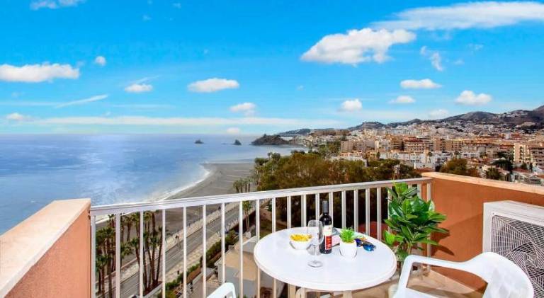 Rental apartment with pool & yard in Almunecar