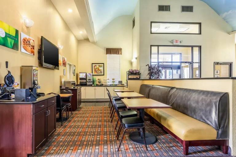 CasaBlanca Inn & Suites — photo 4