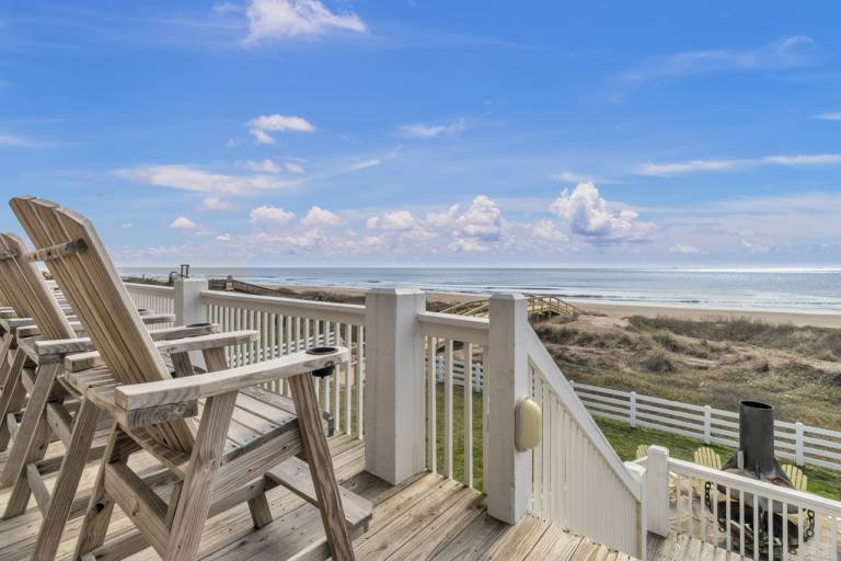 Big vacation home with BBQ & yard | Pets allowed — photo 3