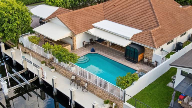 Luxe 4BR Waterfront w Htd Pool 5min to beach — photo 2