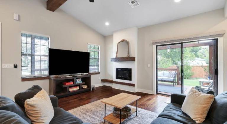 Fully equipped house with barbeque, garden & patio | Perfect for remote work | Pet-friendly in San Antonio, TX