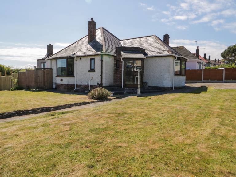 Cottage with yard | Beach view — photo 2