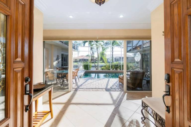 House with private pool & yard — photo 5