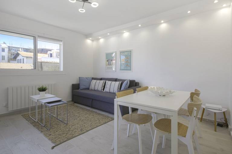 Holiday apartment with yard — photo 2