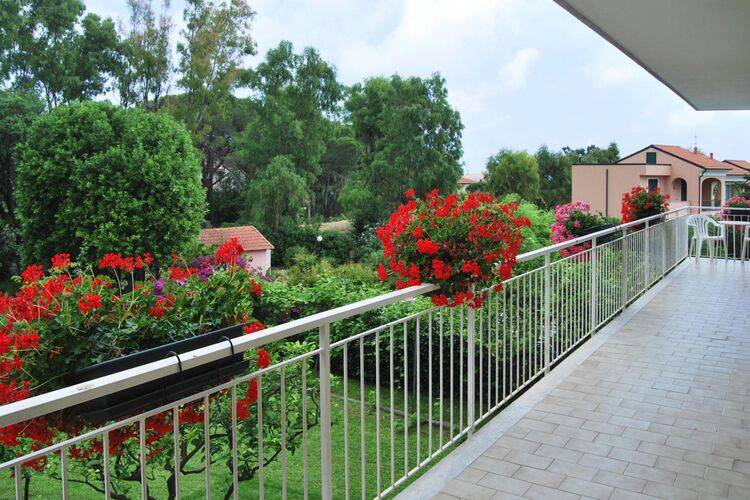 Rental apartment with yard, pool & patio — photo 4