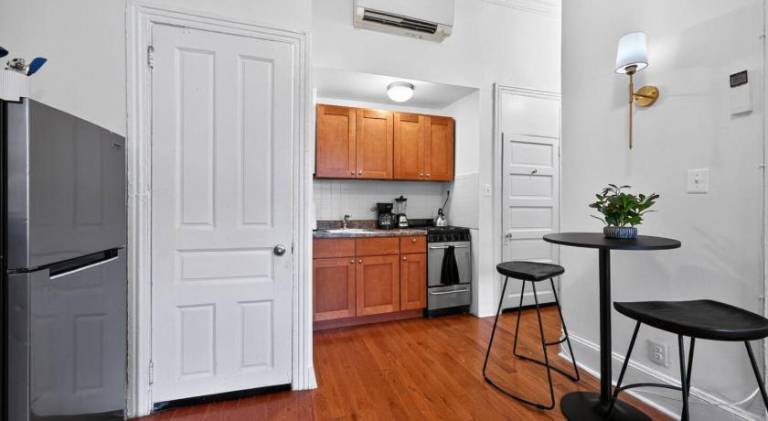 Sunny 1BR in Center City with King Sized Memory Foam Sofa Bed — photo 4