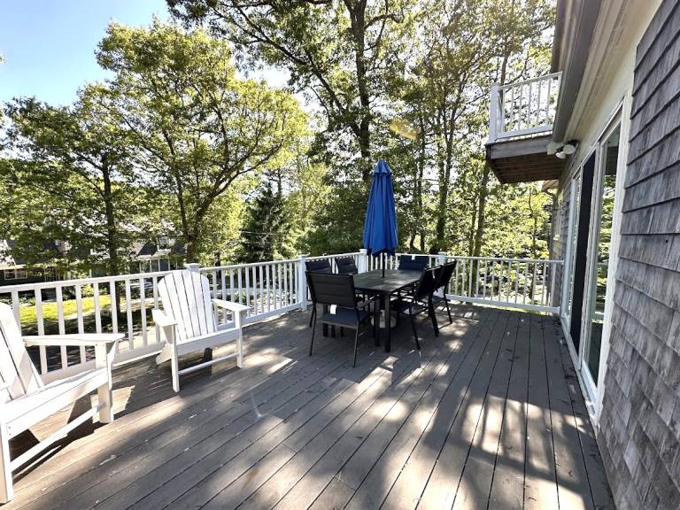 Charming Cape Cod home near Long Pond offers a quintessential vacation experience. — photo 2