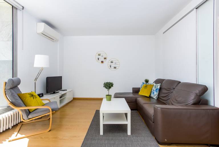Apartment with patio — photo 3