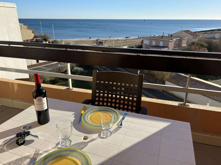 Quiet Studio Cabin, Close to Beach, Washing Machine, Pets OK in Agde