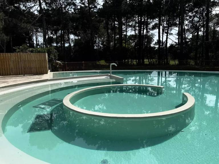 Holiday apartment with private pool & garden in Lacanau