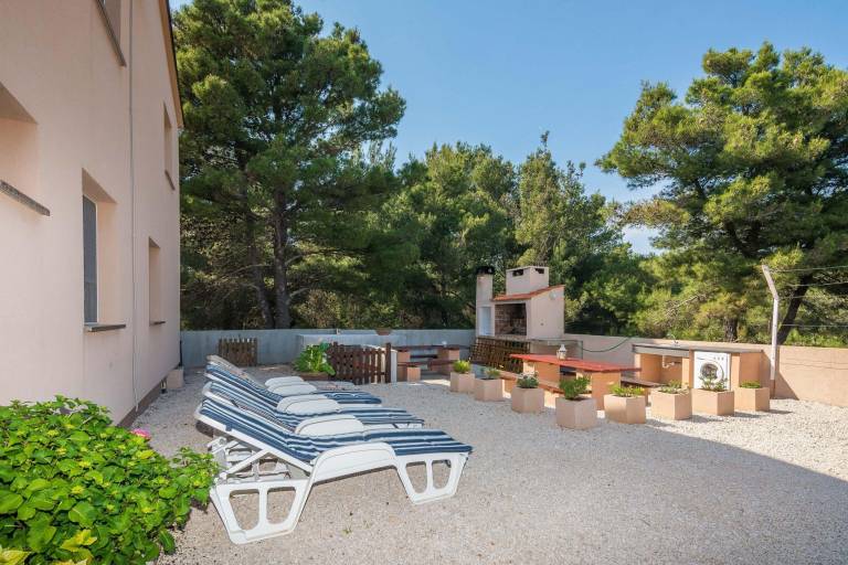 Rental apartment with grill & yard — photo 5