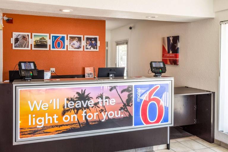 Motel 6 Bakersfield, CA - Convention Center — photo 5