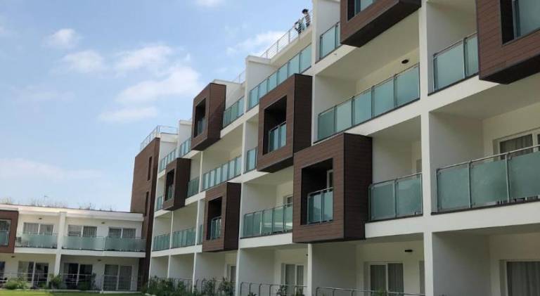 Serviced apartment with patio, yard & pool | Beach nearby | Dogs allowed — photo 5