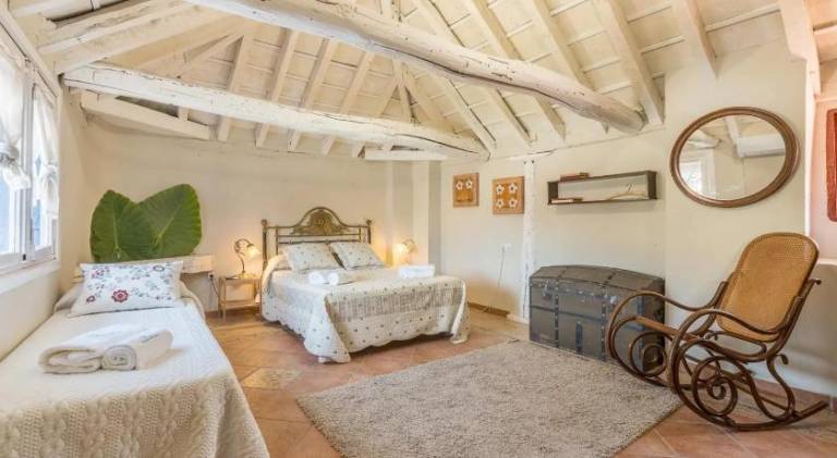 Fully equipped big vacation home with private pool, terrace & yard | Suitable for remote work | Pet-friendly — photo 2