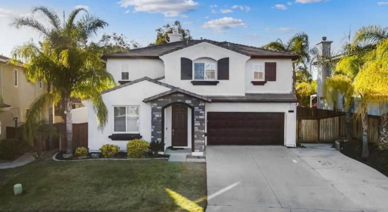 Vacation home with pool & jacuzzi in Murrieta, CA