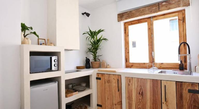 Serviced apartment with patio — photo 5