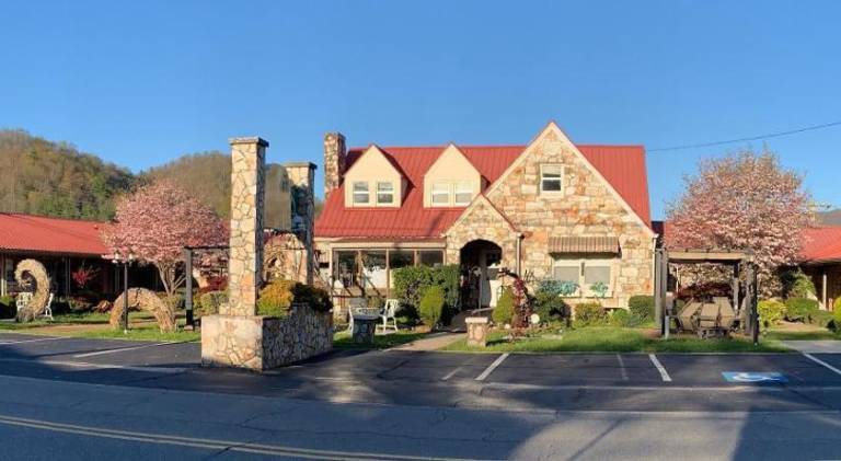 Phillips Historic Motel & Cottages in Robbinsville, NC