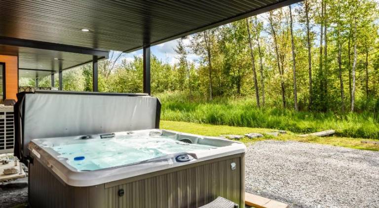 Le Memph Aigle spacious comfortable condo cottage eco friendly 3 bedrooms - hot tub & pool Memphrema — photo 5