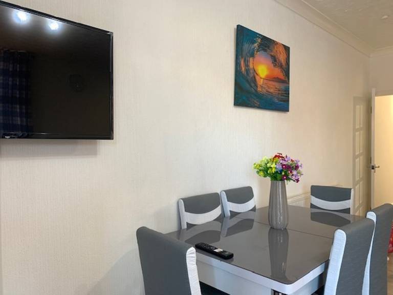 The WhiteHouse Apt 2- Groundfloor family friendly apartment sleeping 4. Free enclosed onsite parking behind the Pleasure Beach & Sandcastle Waterpark — photo 5