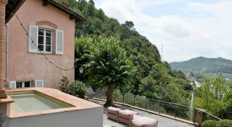 Fully equipped charming villa with jacuzzi, garden & terrace | Suitable for remote work | Pets allowed in Lucca